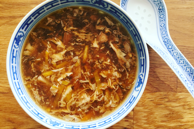 Sichuan pikant-säuerliche Suppe
