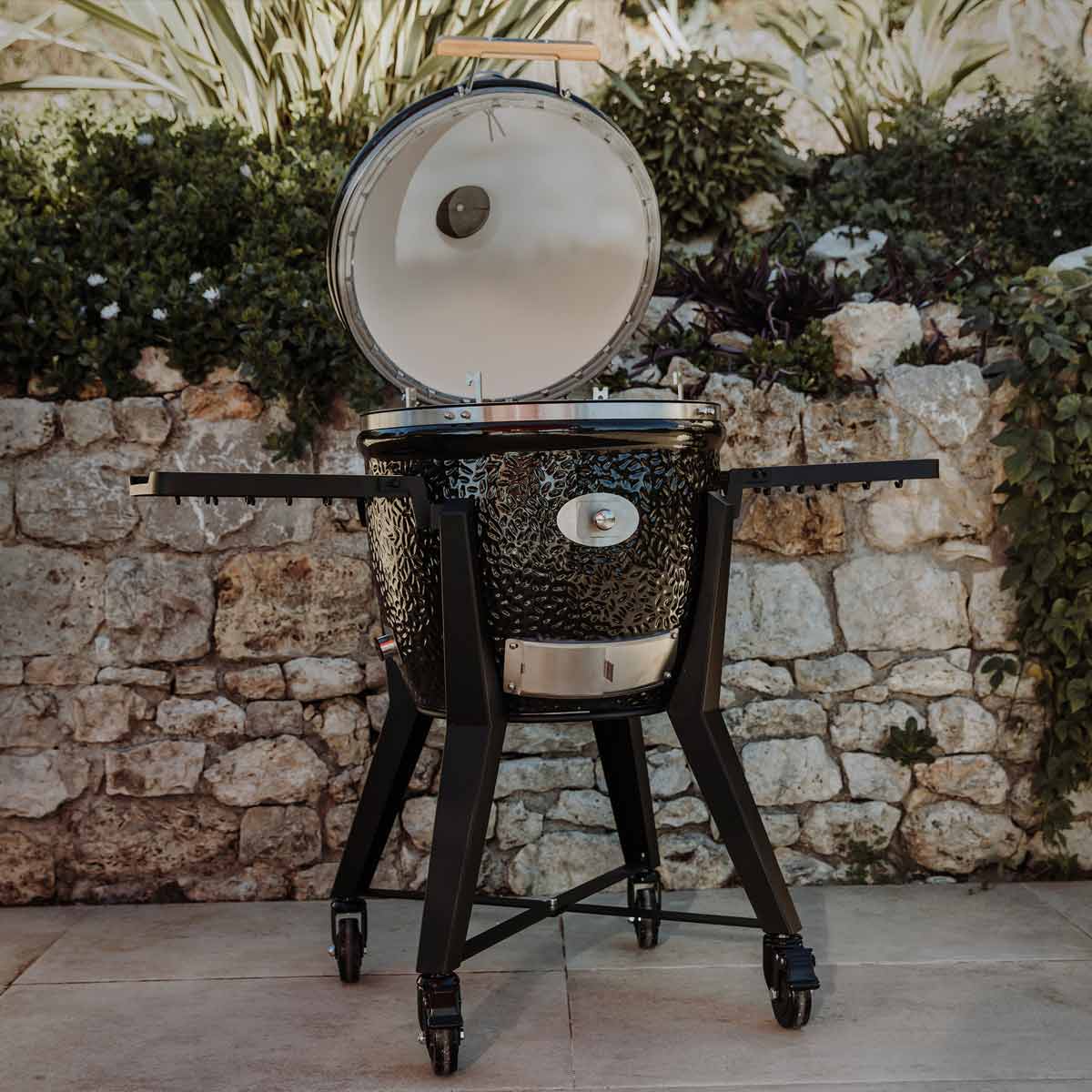 Monolith Keramikgrill Two.55 inkl. Gestell  mit geöffnetem Deckel