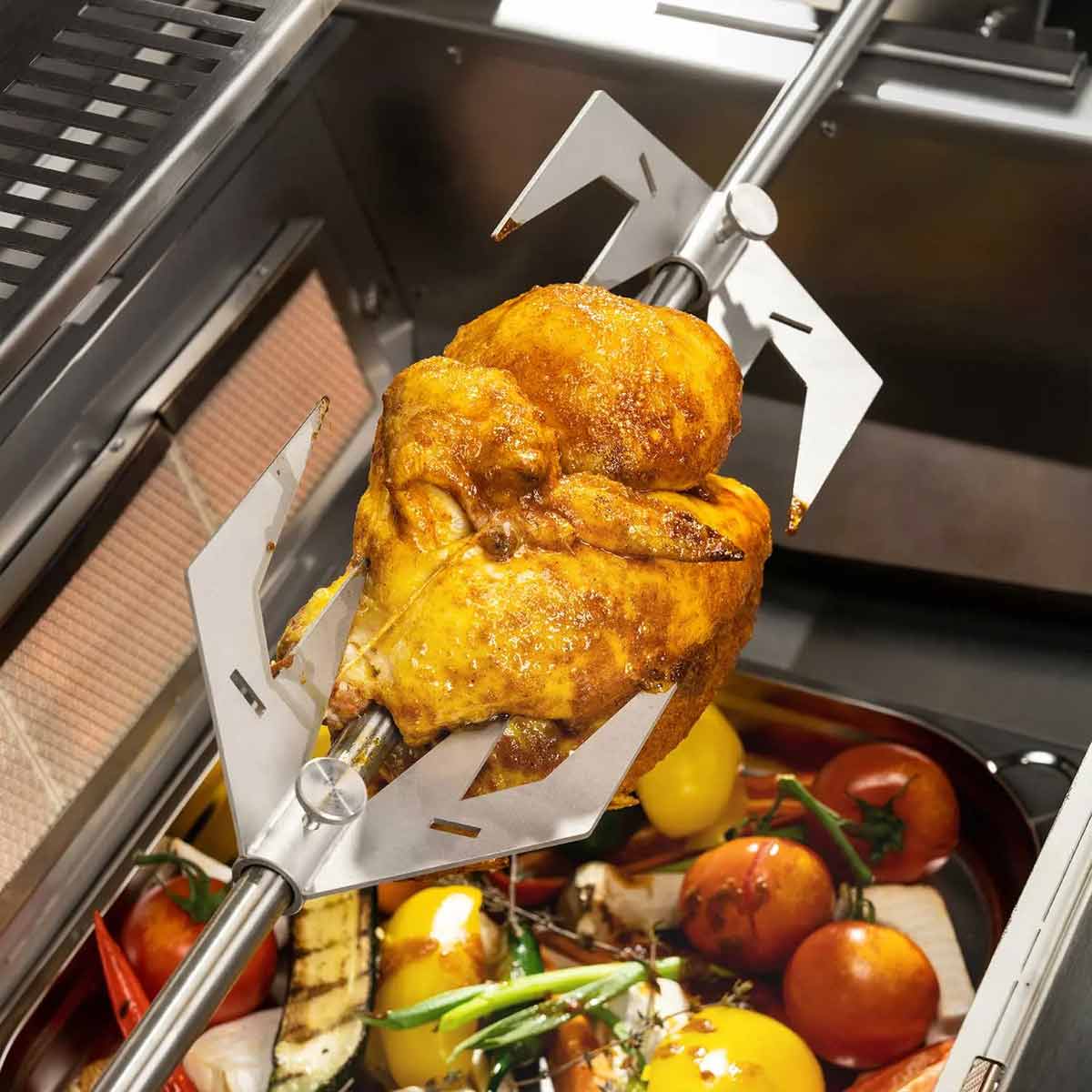 Anwendung Flammkraft Rotisserie mit Grillhähnchen auf dem Grill