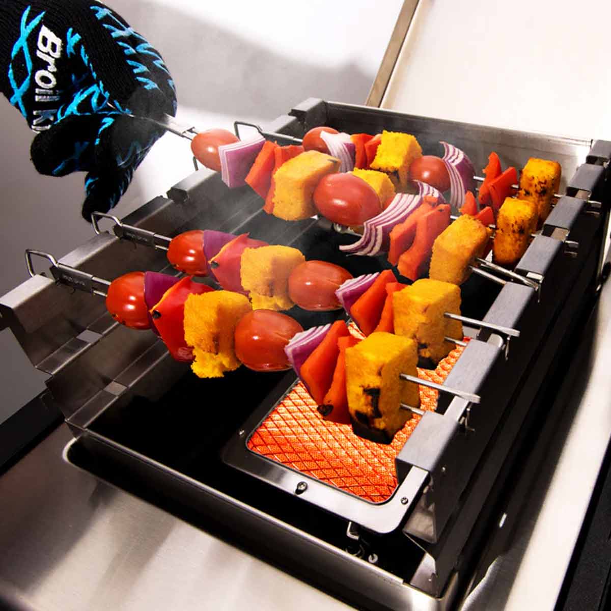 Broil King Infrarot Multi-Windschutz mit Doppelspießen auf IR Seitenbrenner