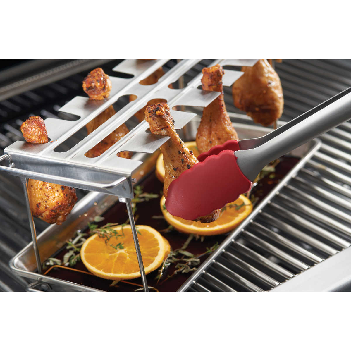 Broil King Edelstahl Wing Rack in Anwendung Broil King Edelstahl Wing Rack in Anwendung