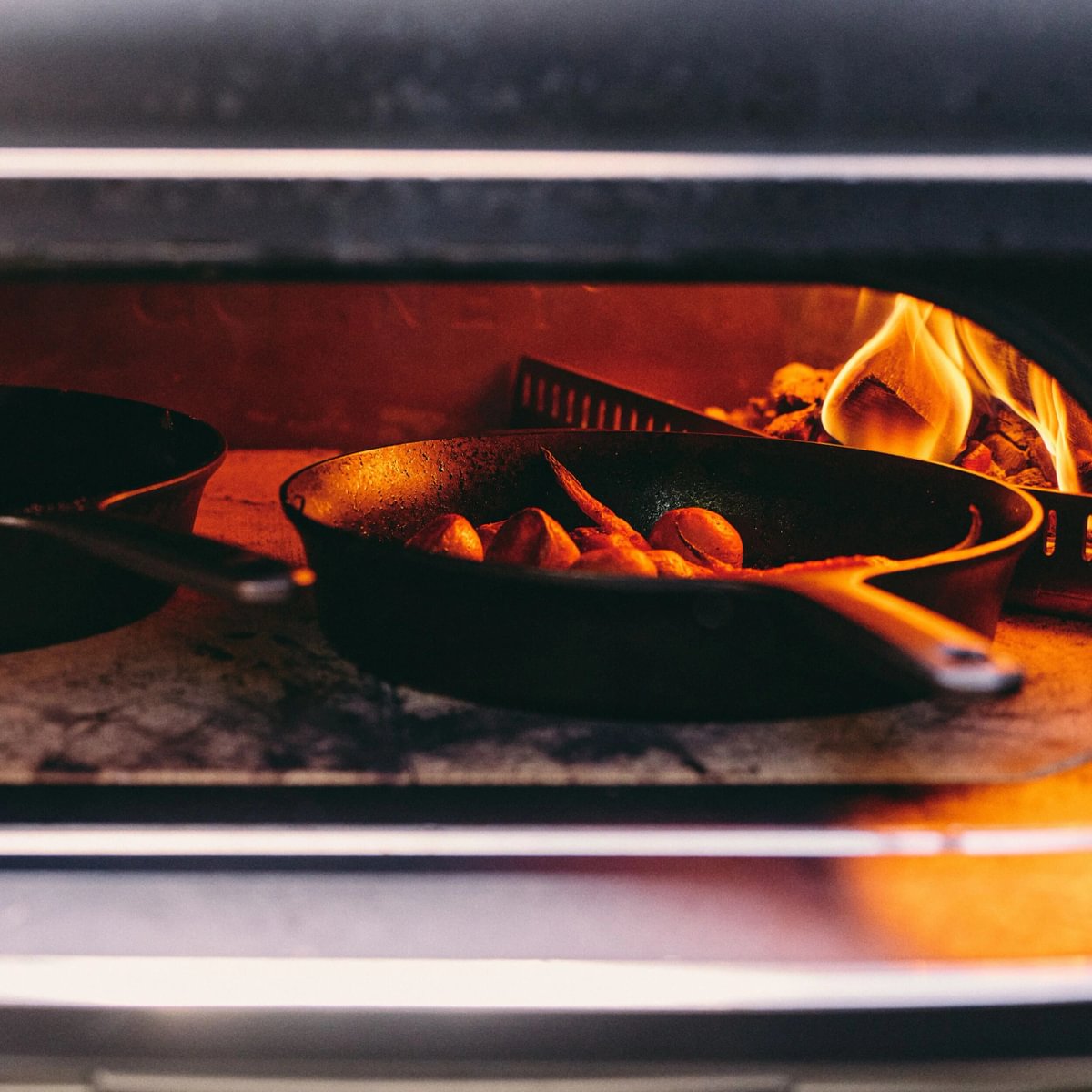 Gozney Pizzaofen Dome Gen 2.0 XL | Cremeweiß Gusspfanne mit Flammen