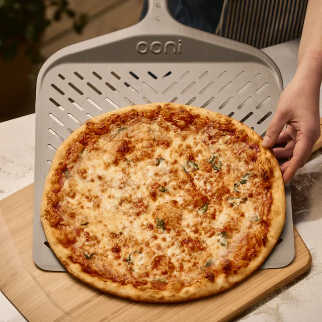 Ooni Signature Pizzaschieber perforiert – Premium-Präzision für perfekte Pizza