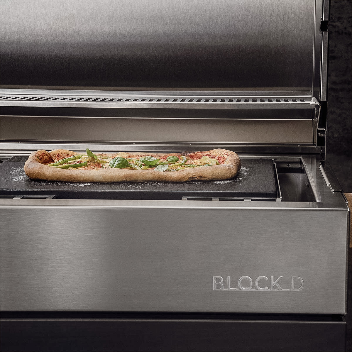 Anwendung Flammkraft Pizza- und Grillstein im Grill mit Pizza belegt
