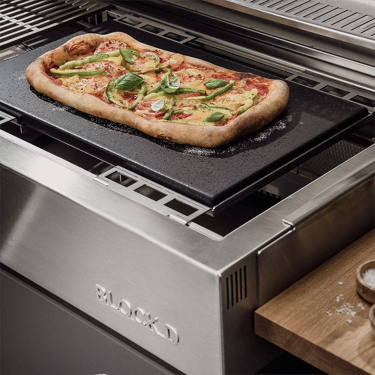 Anwendung Flammkraft Pizza- und Grillstein im Grill mit Pizza belegt
