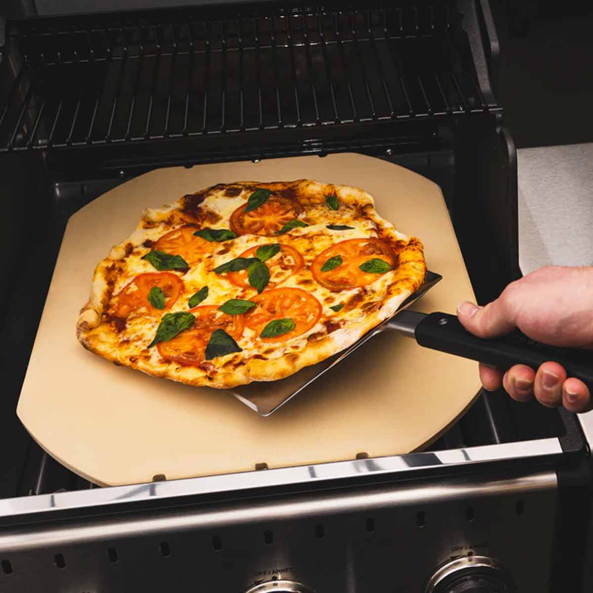 Broil King Pizzastein mit gebackener Pizza