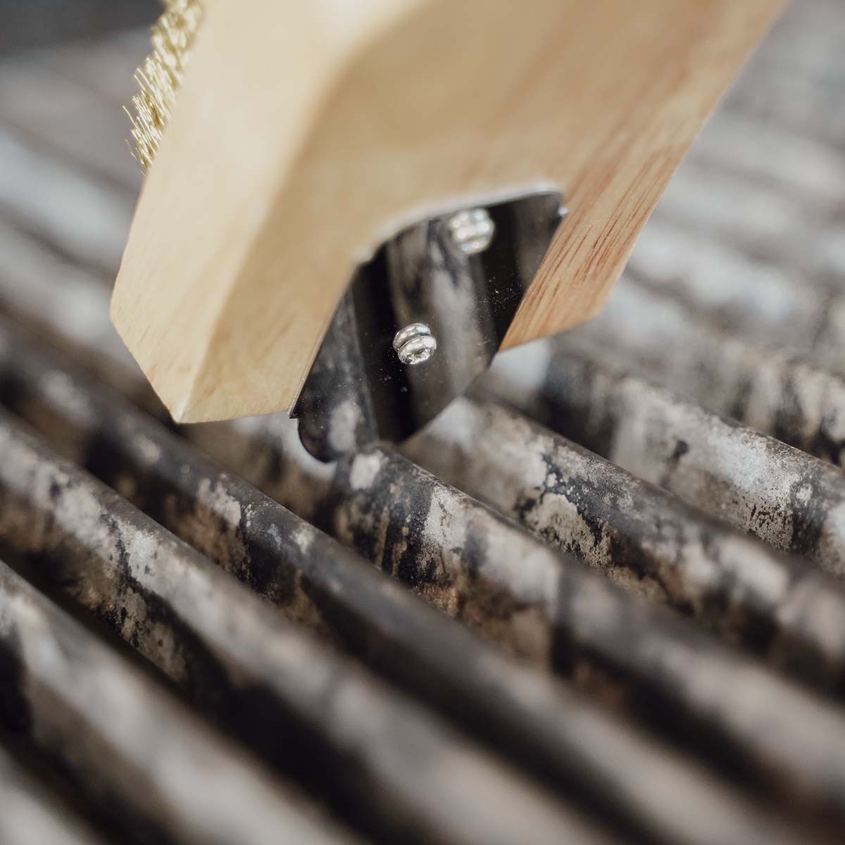 SANTOS Holz Grillbürste Messing mit Schaber, 45 cm SANTOS Holz Grillbürste Messing mit Schaber, 45 cm