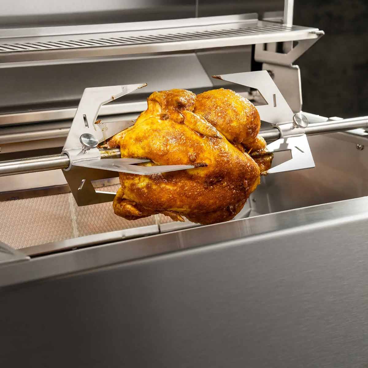 Anwendung Flammkraft Rotisserie mit Grillhähnchen auf dem Grill