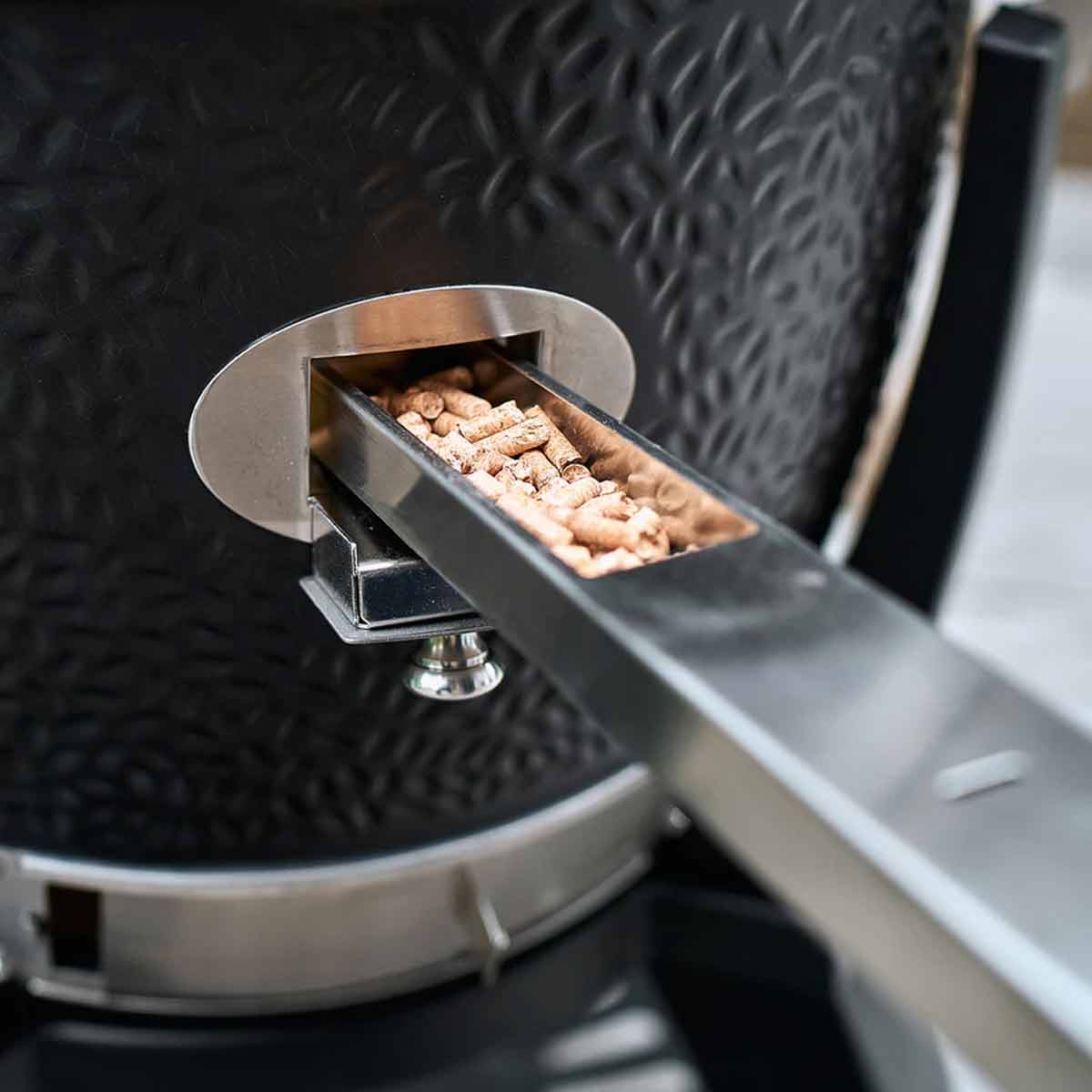 Monolith Keramikgrill Two.55 Detailansicht: Chip Feeder