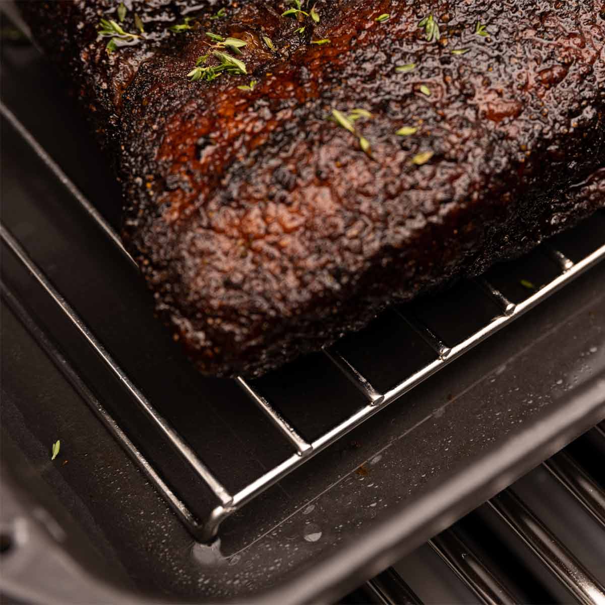 Broil King Multi Roaster aus Gusseisen, Fleisch auf dem Edelstahlrost