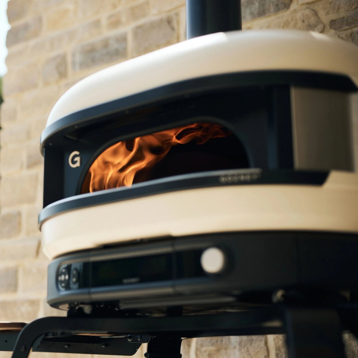 Gozney Pizzaofen Dome Gen 2.0 | Cremeweiß Produktbild weiß mit Flammen