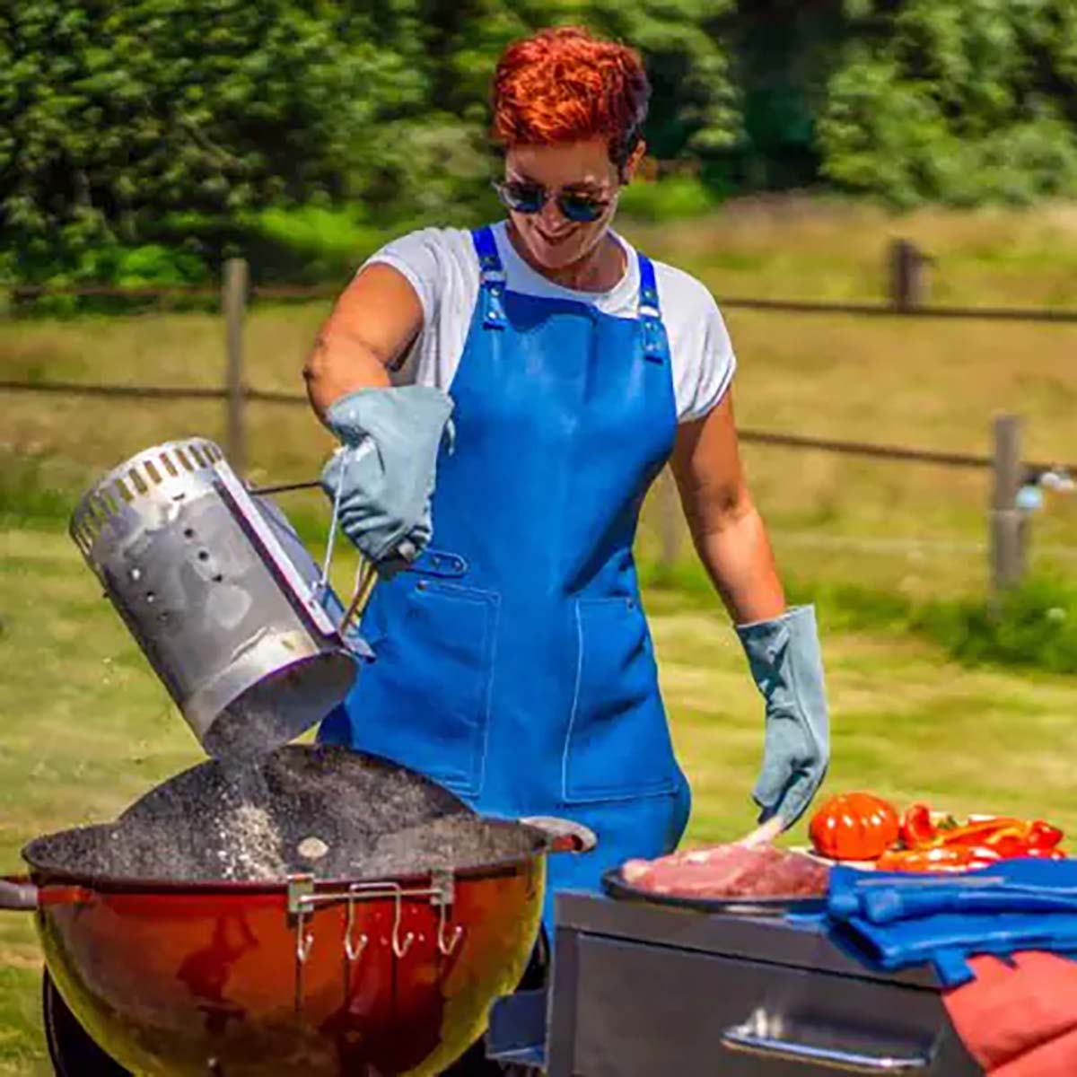 Feuermeisterin Premium BBQ Lederschürze | Nappaleder | Enzian | Größenverstellbar | ca. 60 x 80 cm