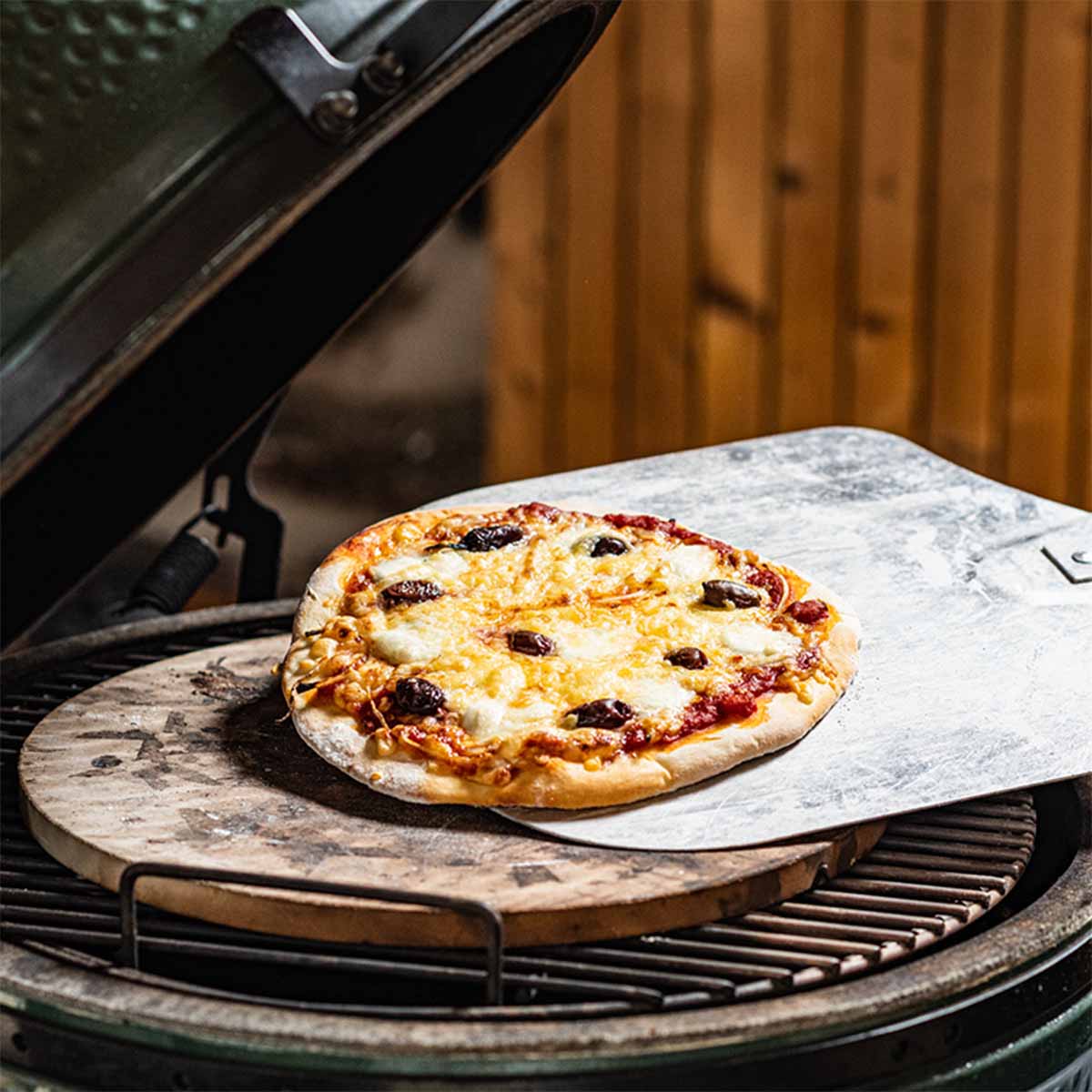 Big Green Egg Flacher Pizzastein für M, S, MX Big Green Egg Flacher Pizzastein für M, S, MX
