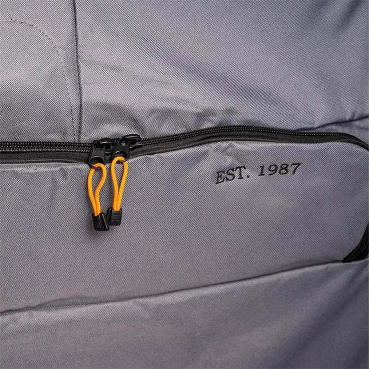 Traeger Timberline XL Abdeckhaube Nahaufnahme Reißverschluss mit orangenen Zippern