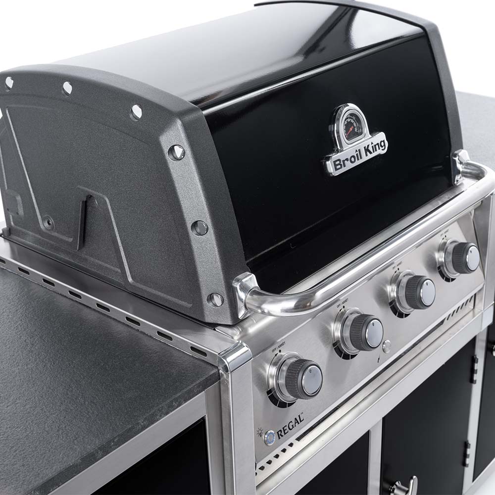 INDRA BLACKLINE Gasgrillstation Broil King Regal 420 | Kühlschrank Gasgrill schwarz Nahaufname Broil King