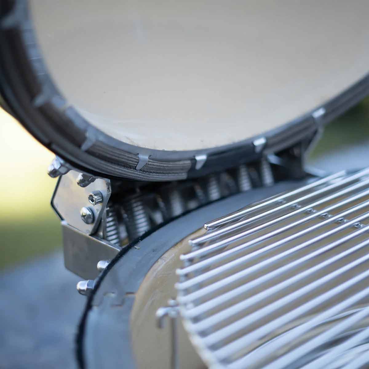 Monolith Keramikgrill Two.55 Detailansicht: Scharnier