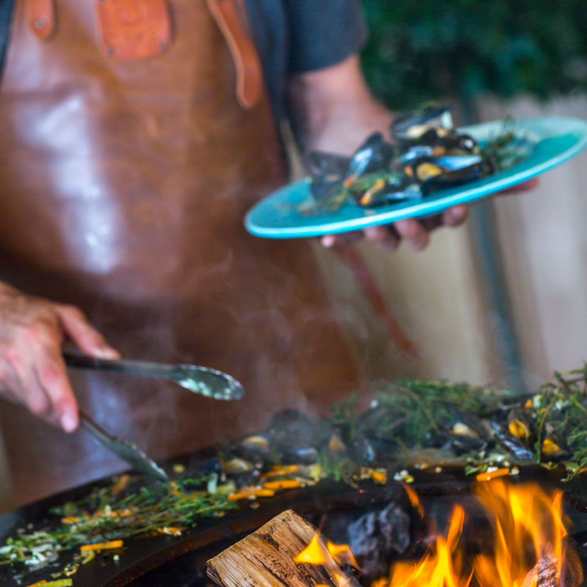 Vielfältiges Grillen auf der OFYR Feuerschale Island Black 100 PRO Keramik Dunkelgrau