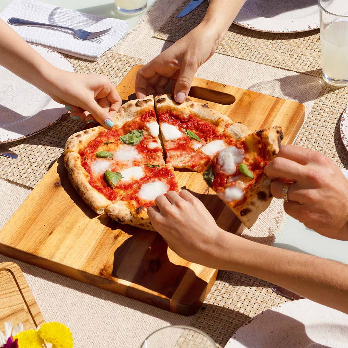 Knusprige Pizza aus dem Alfa Forni Gas Pizzaofen Moderno 2 Pizze in Schiefergrau