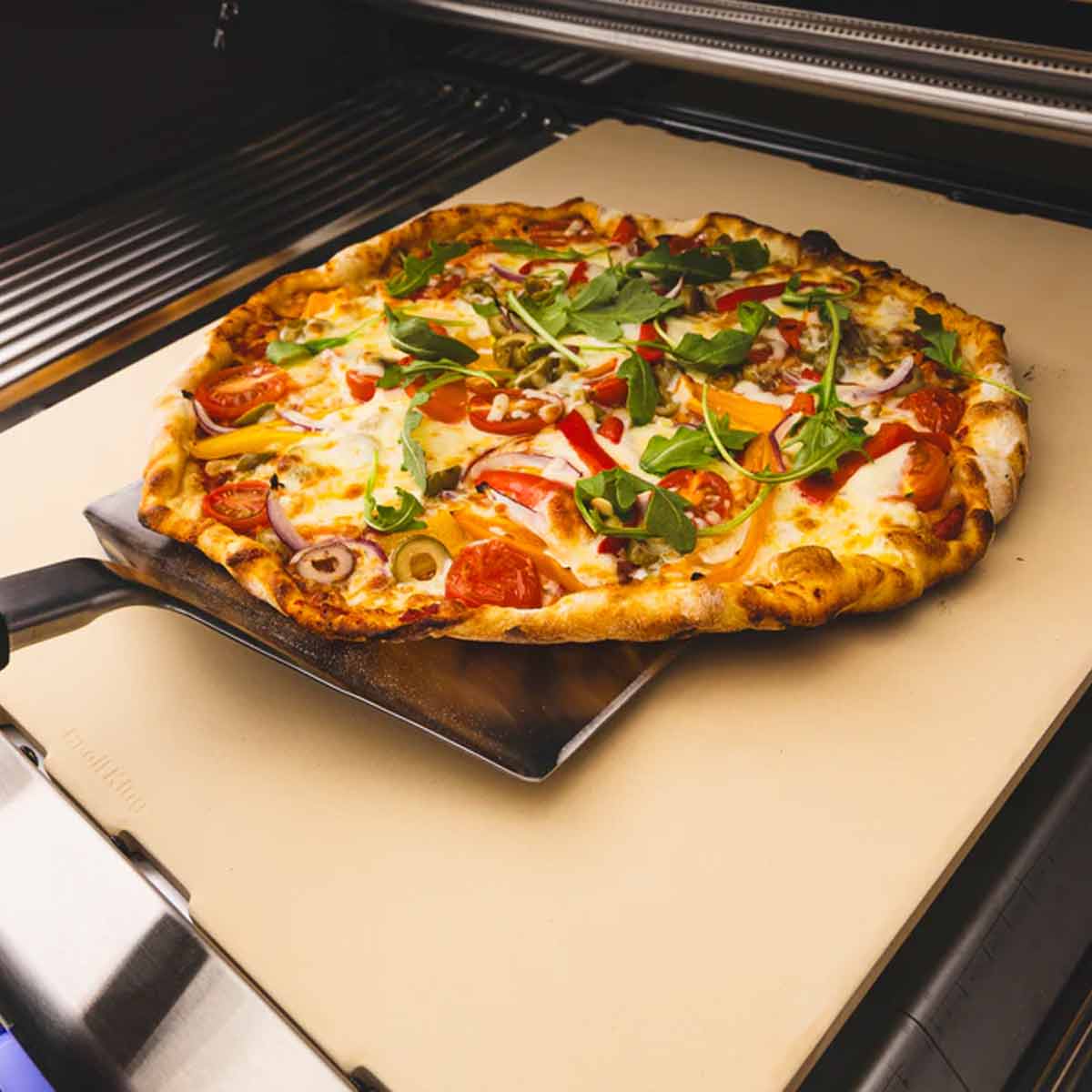 Broil King Pizzastein mit gebackener Pizza