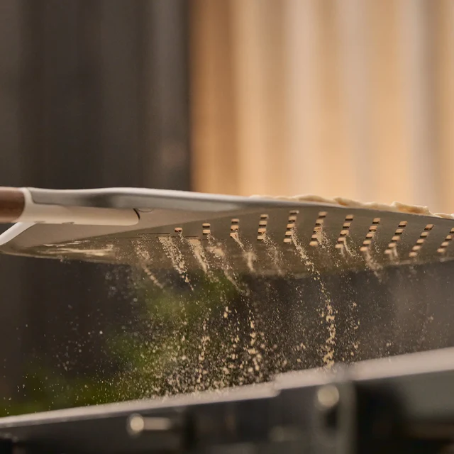 Ooni Signature Pizzaschieber perforiert – Premium-Präzision für perfekte Pizza