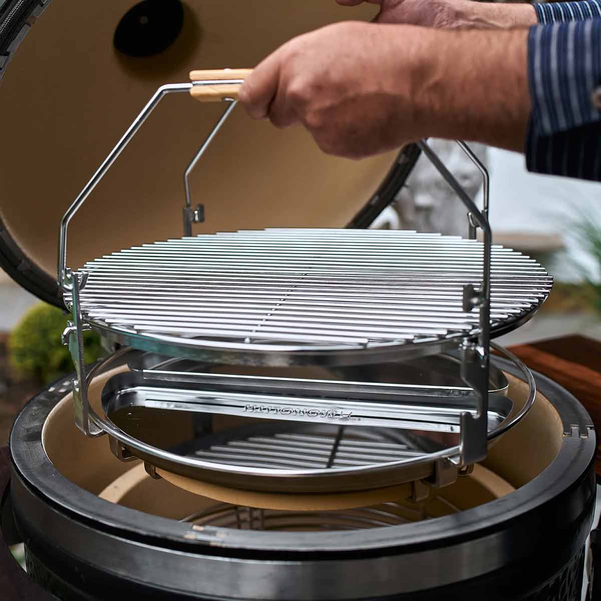 Monolith Keramikgrill Two.55 Smart Grid System mit Griffen leicht entnehmbar