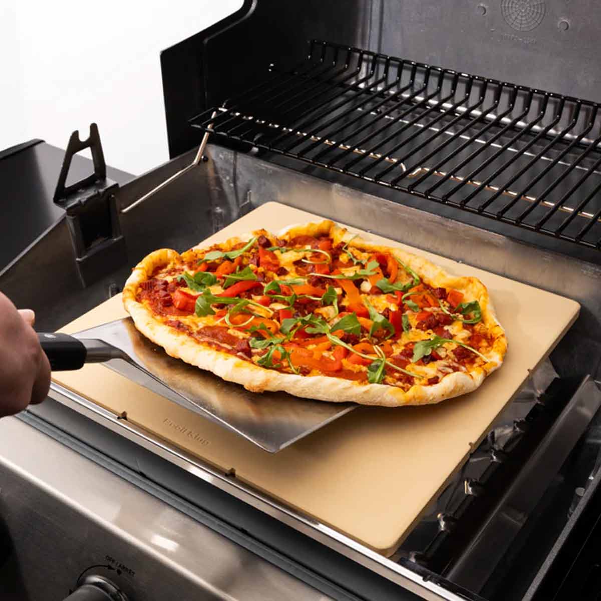Broil King Pizzastein mit gebackener Pizza