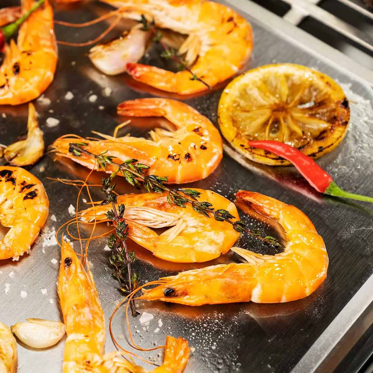 Flammkraft Teppanyaki Platte in Gebrauch mit Garnelen belegt