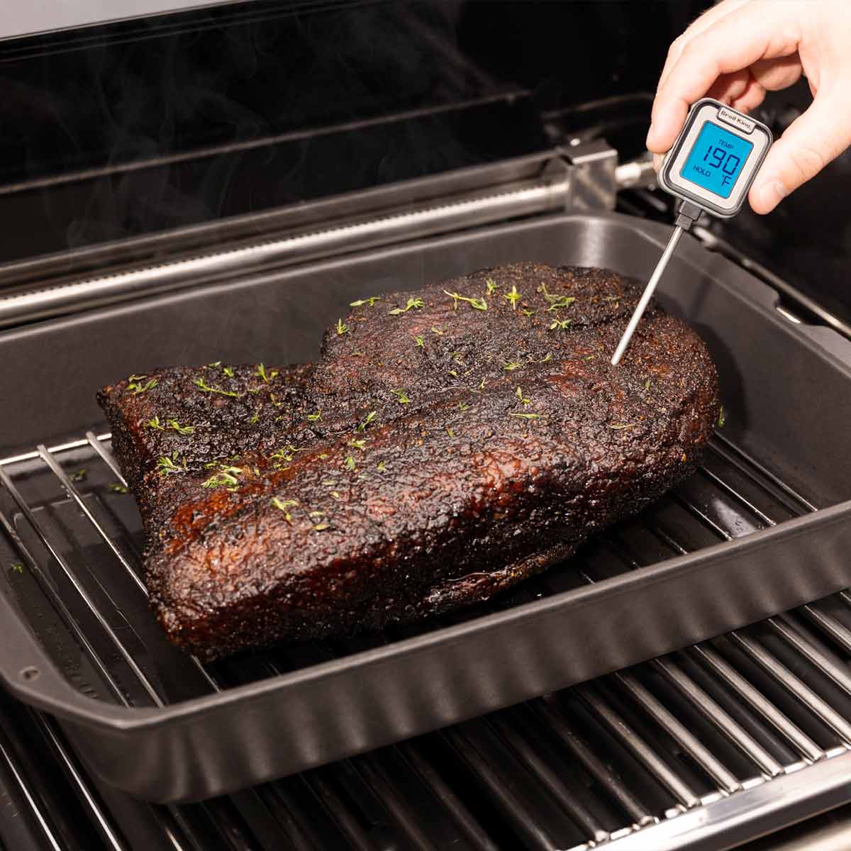 Broil King Multi Roaster aus Gusseisen, mit Fleisch und Thermometer