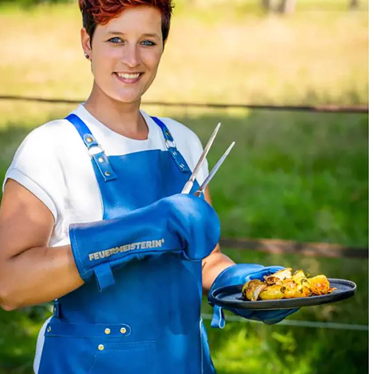 Feuermeisterin Premium BBQ Lederschürze | Nappaleder | Enzian | Größenverstellbar | ca. 60 x 80 cm