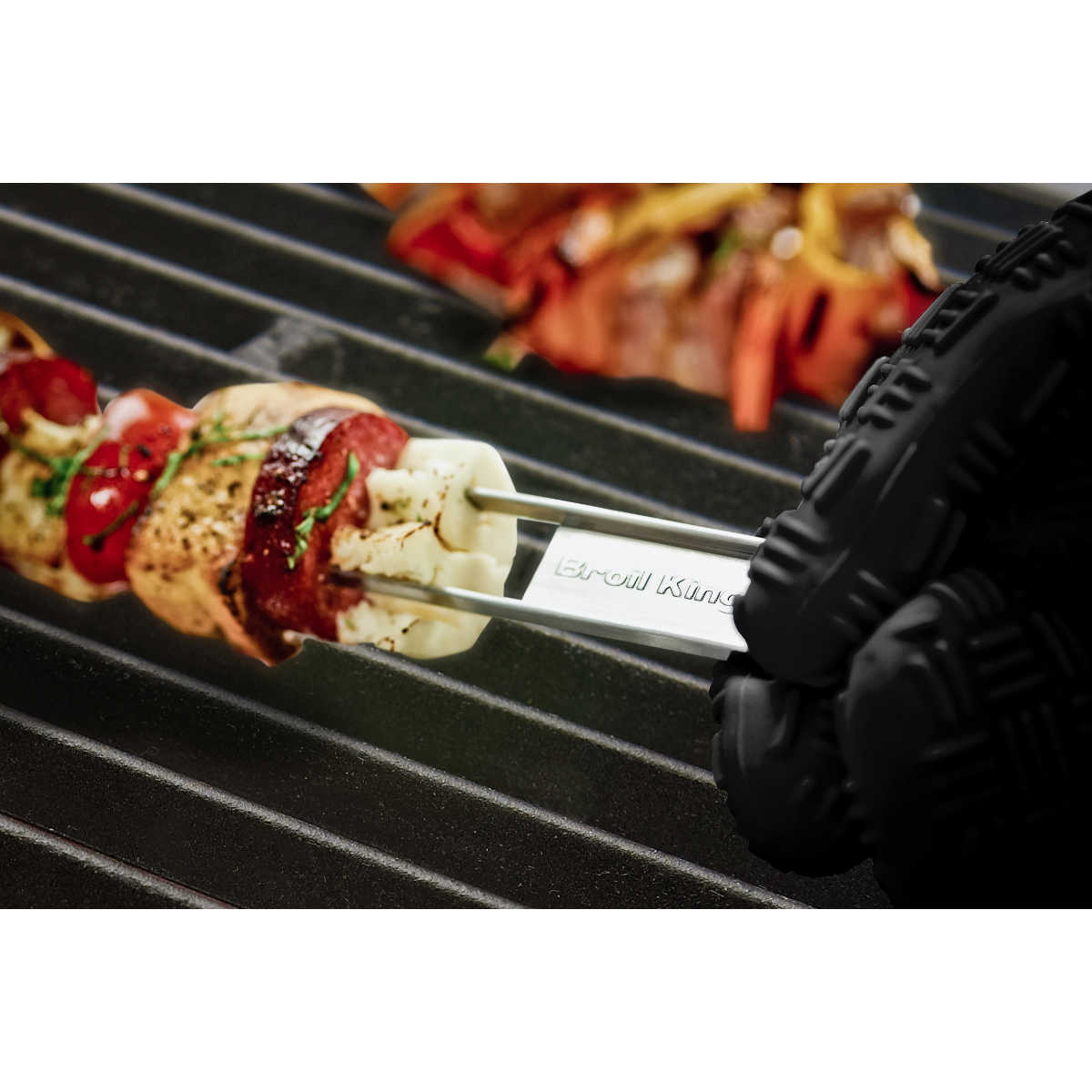 Broil King Topfhandschuh in Anwendung am Grill Broil King Topfhandschuh in Anwendung am Grill
