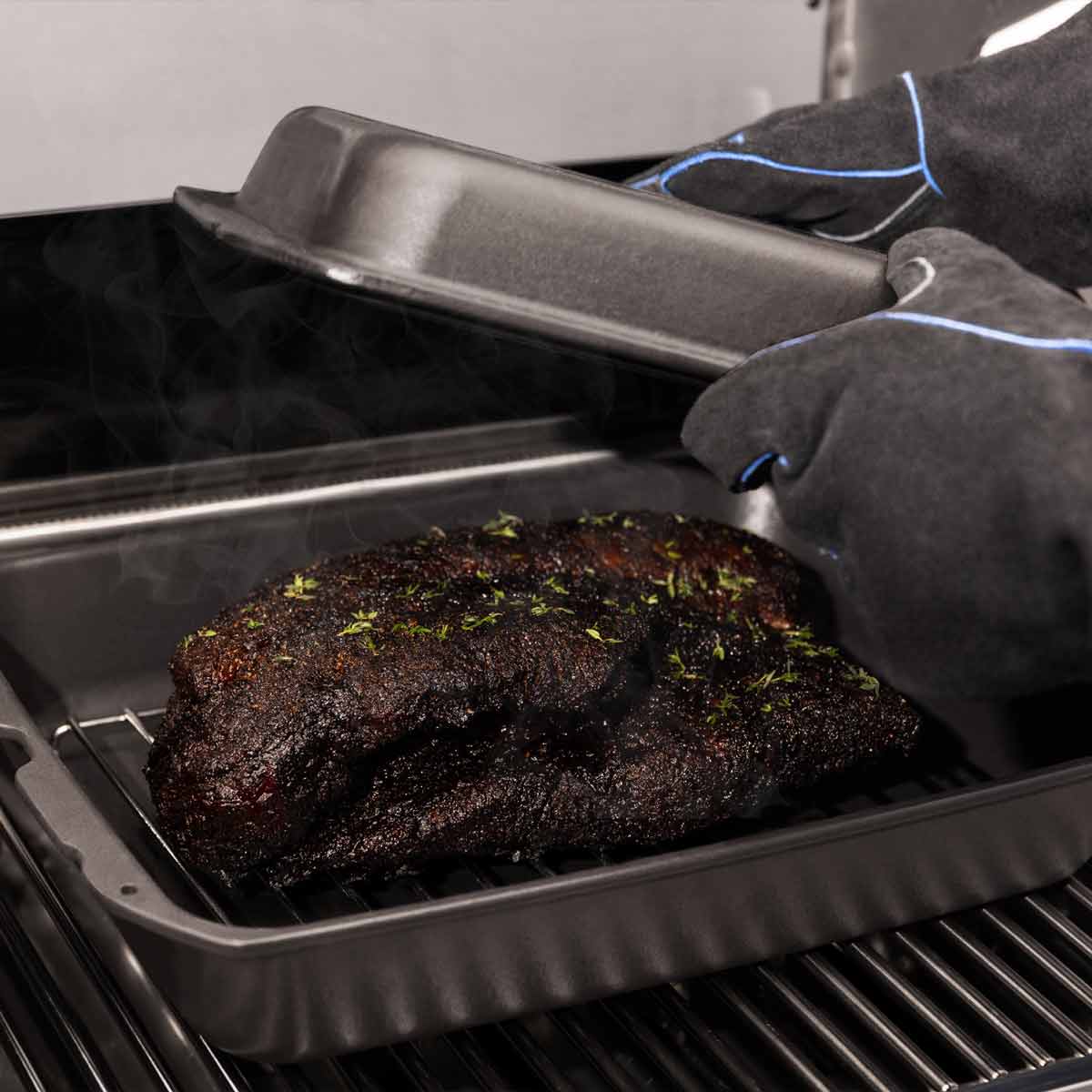 Broil King Multi Roaster aus Gusseisen mit geöffnetem Deckel und Fleisch darin