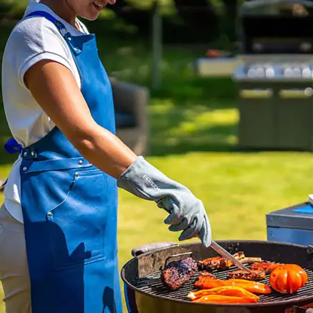 Feuermeisterin Premium BBQ Lederschürze | Nappaleder | Enzian | Größenverstellbar | ca. 60 x 80 cm