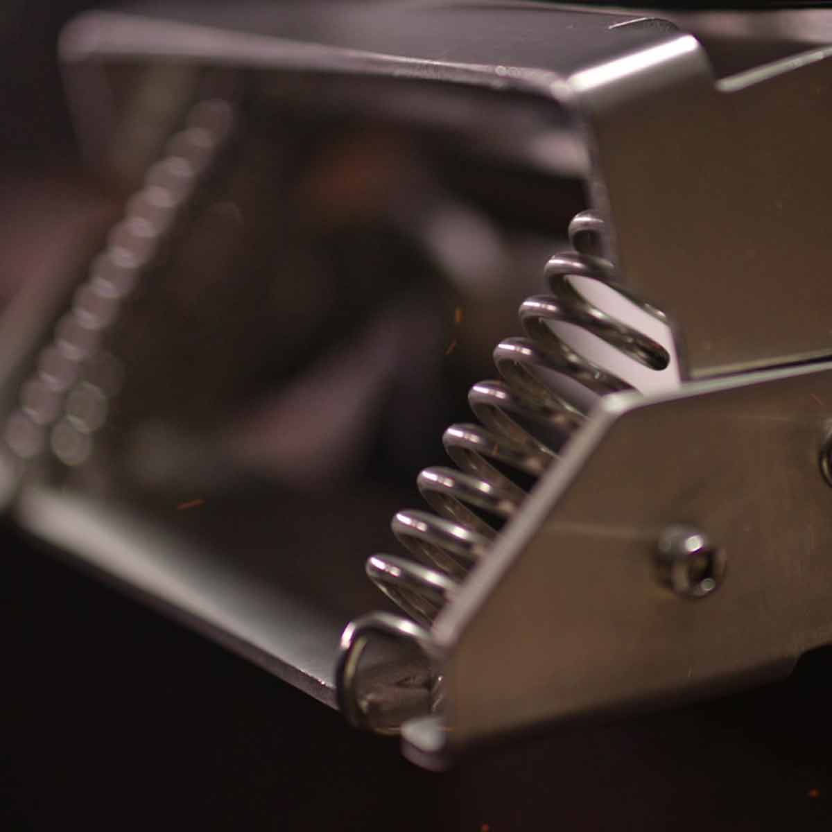 Monolith Avantgarde, leichtgängiges Federscharnier Monolith Avantgarde, leichtgängiges Federscharnier