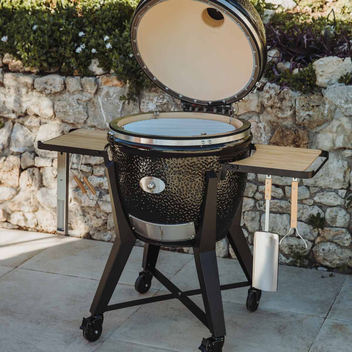 Monolith Keramikgrill Two.55 inkl. Gestell mit geöffnetem Deckel