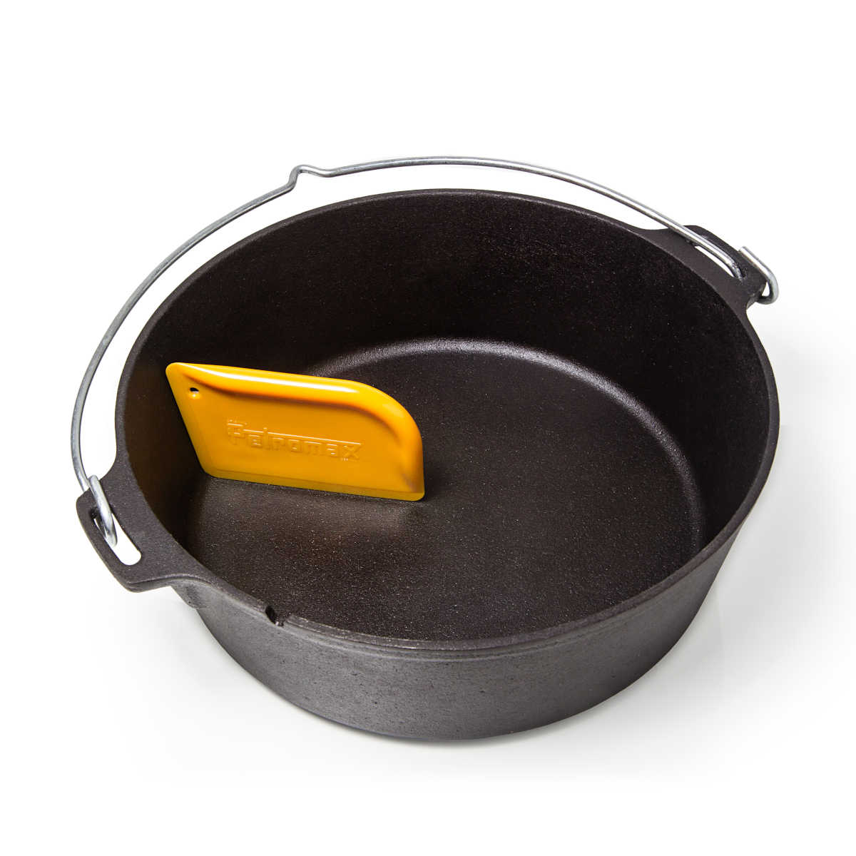 Petromax Schaber für Feuertöpfe und -pfannen im Einsatz Petromax Schaber für Feuertöpfe und -pfannen im Einsatz