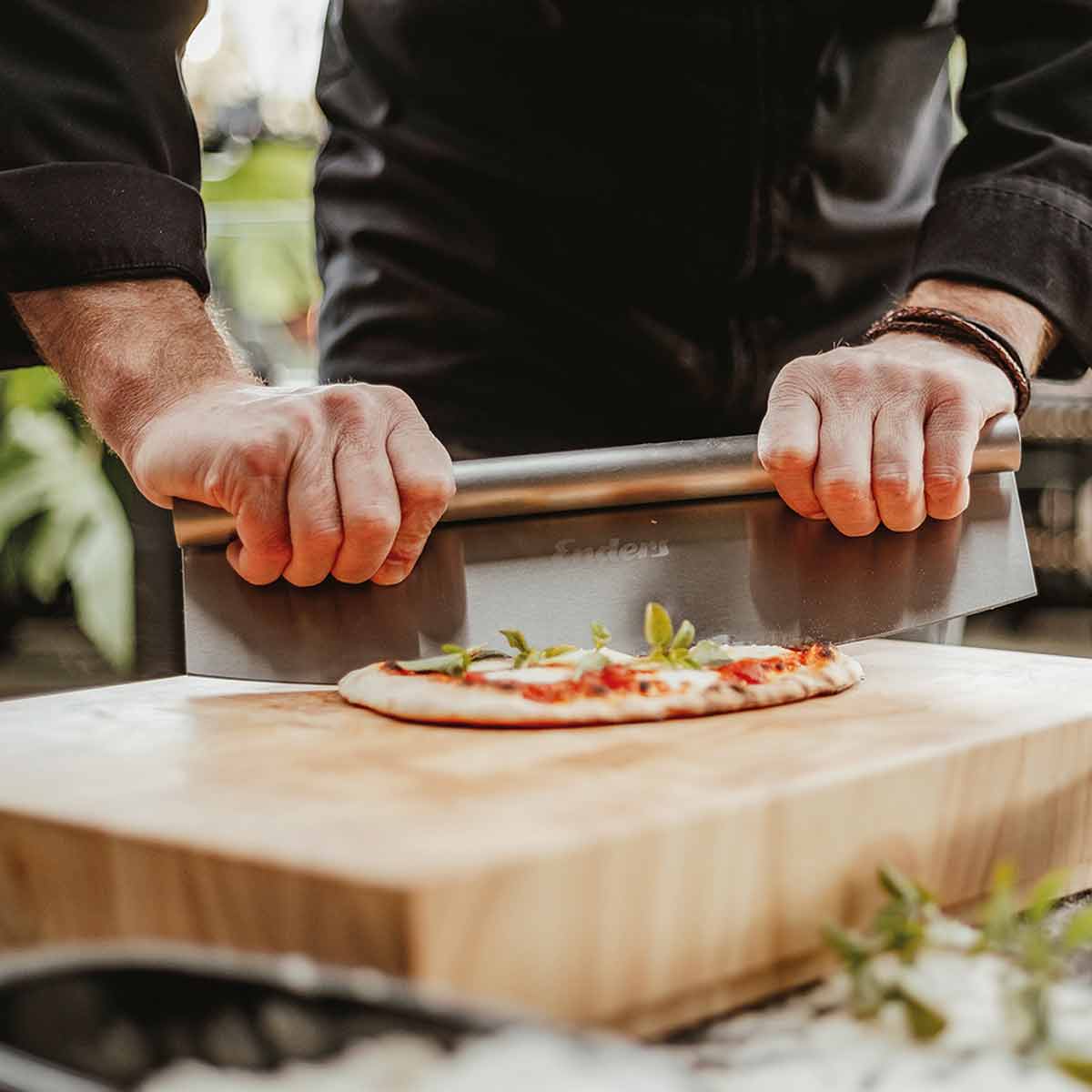 Enders Pizzaschneider aus Edelstahl, leichtes Zerteilen von Pizza