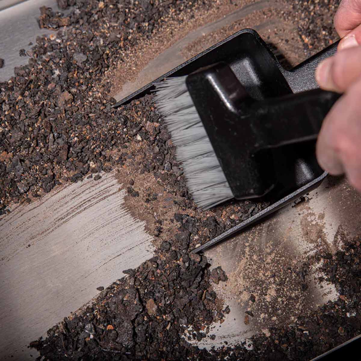 Broil King Aschebürste, Asche im Grill auf eine Schaufel auffegen