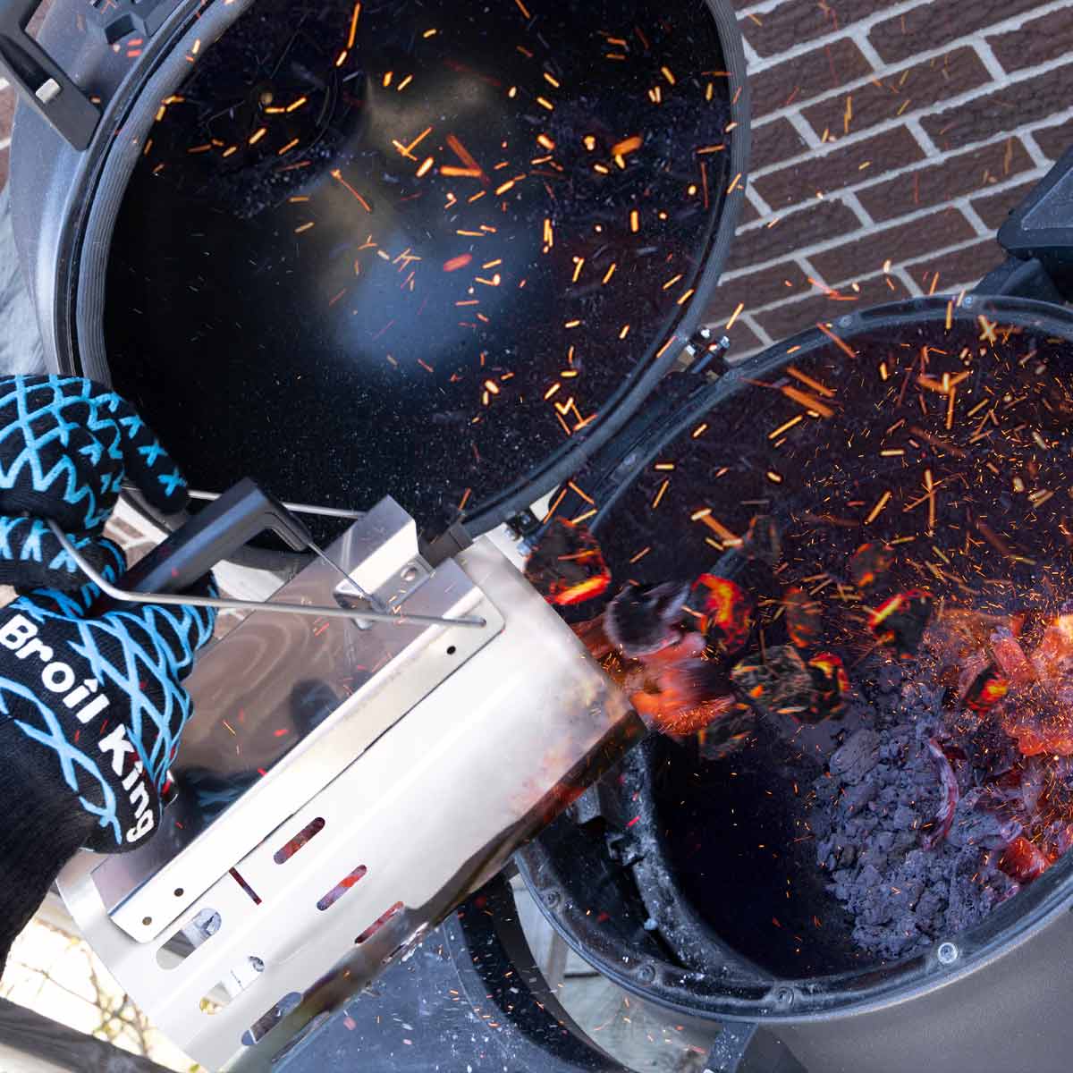 Broil King Anzündkamin mit Holzkohle