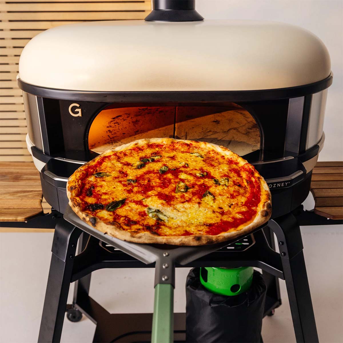 Gozney Pro Pizzaschieber vor weißem Hintergrund