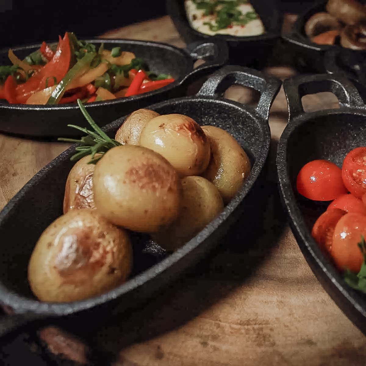 SANTOS Gusseiserne Pfanne, Bratpfanne oval mit 2 Griffen, 22 x 15 cm SANTOS Gusseiserne Pfanne, Bratpfanne oval mit 2 Griffen, 22 x 15 cm