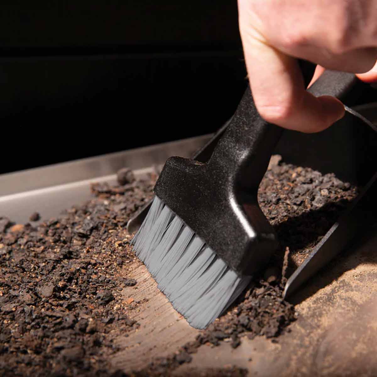 Broil King Aschebürste, Asche im Grill auf eine Schaufel auffegen