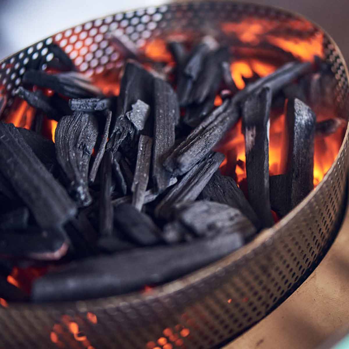 Enders Aurora Buchenholzkohle, genutzt im Enders Aurora Tischgrill