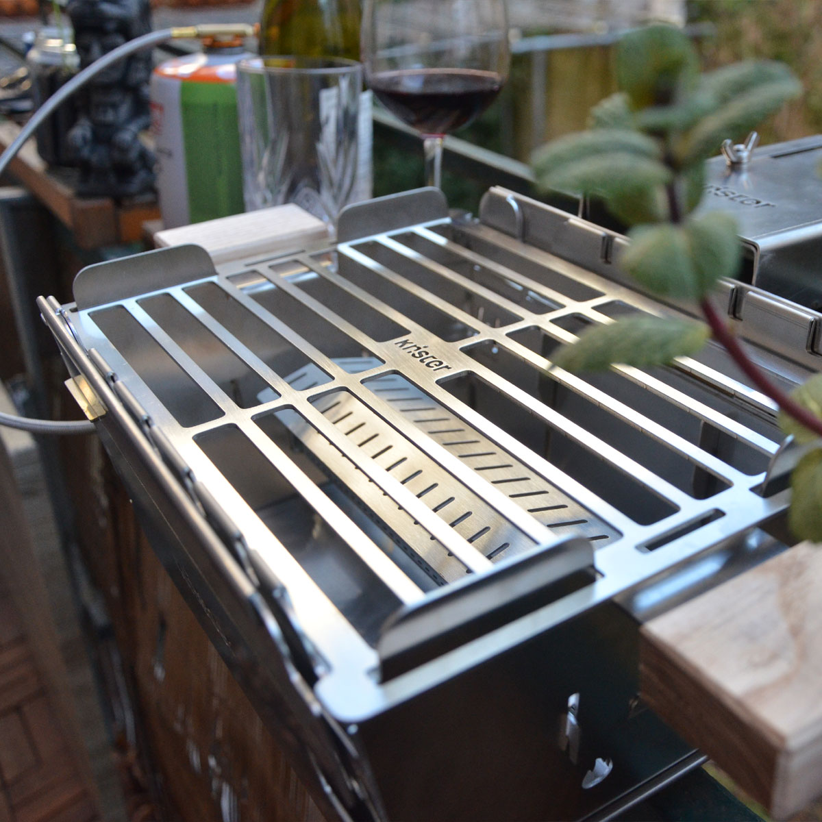 Knister Gasgrill Hero – tragbarer Dual Fuel Edelstahl-Grill Knister Gasgrill Hero – tragbarer Dual Fuel Edelstahl-Grill