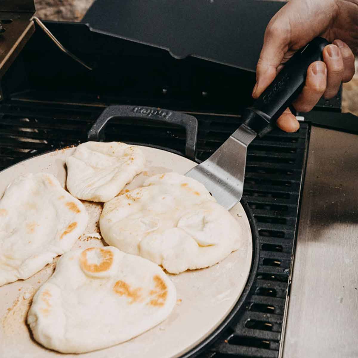 Enders Grillspachtel aus Edelstahl, Anheben von Brotfladen