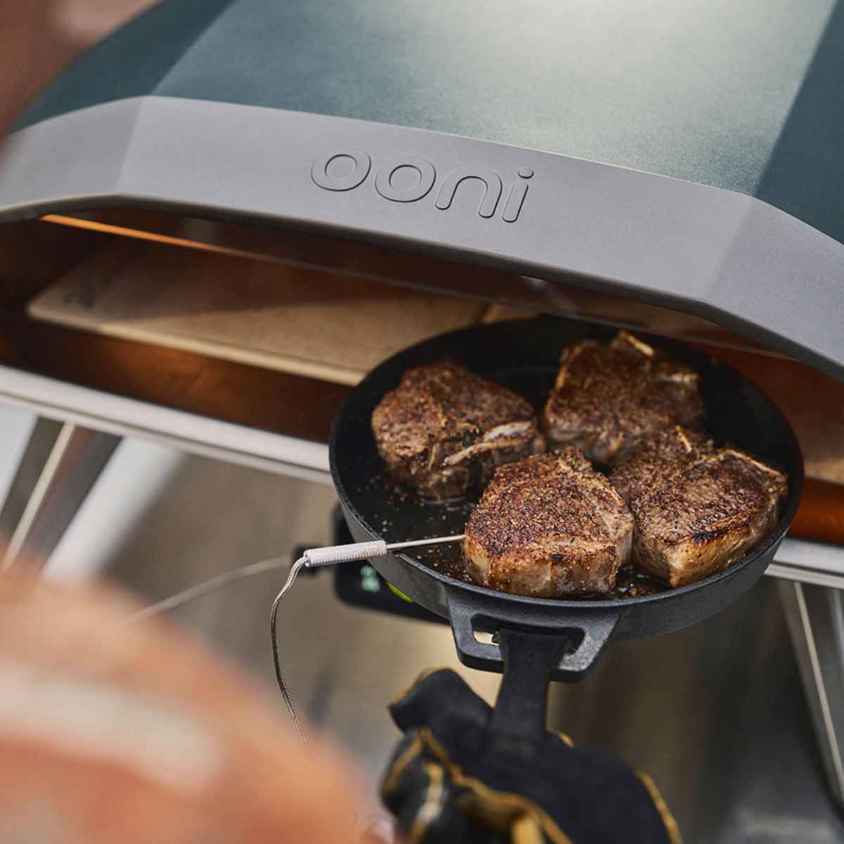 Ooni Koda 2 Pro Gas Pizzaofen, Gusspfanne mit Steaks